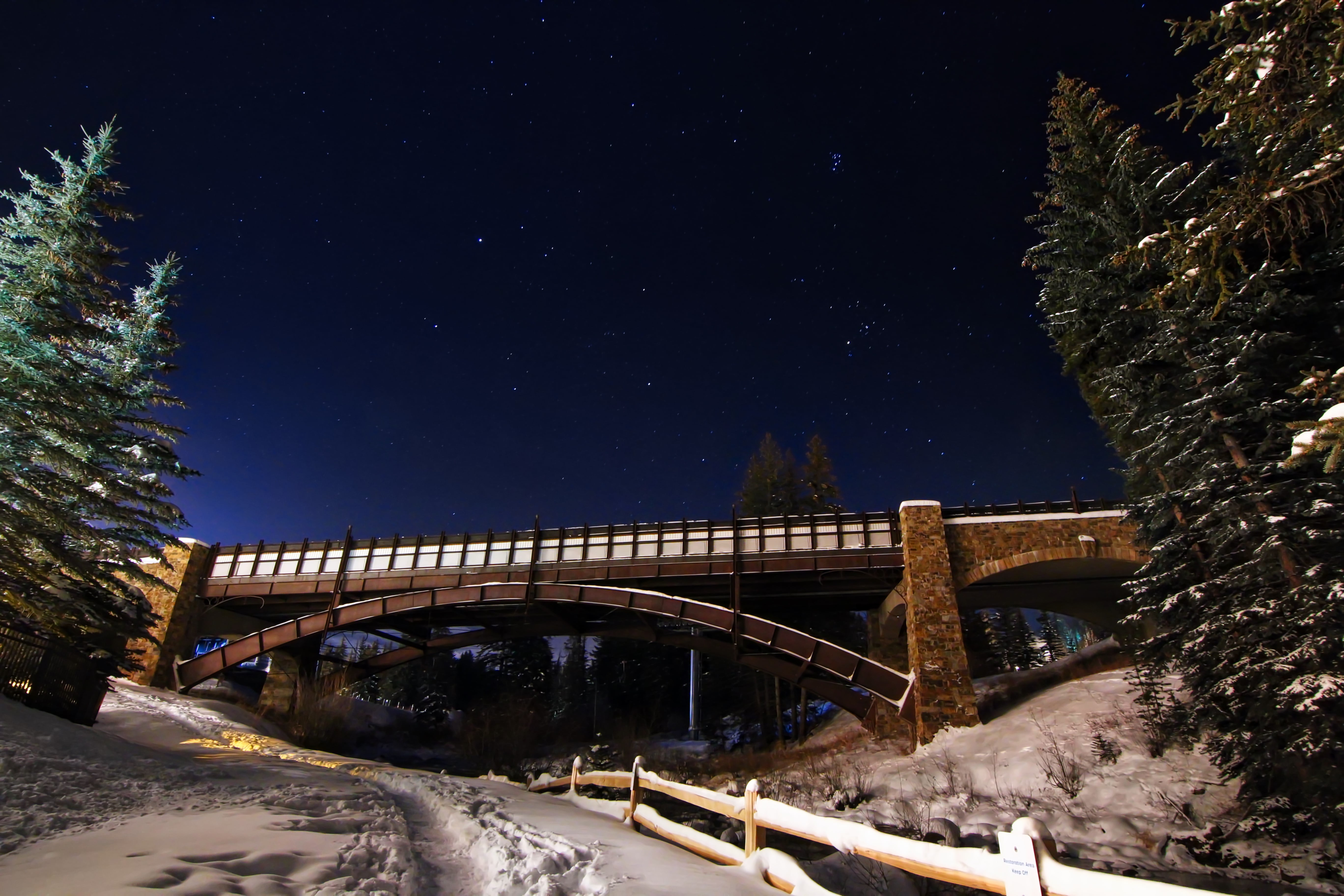 Бесплатное фото Зимняя тропа проходящая под мостом