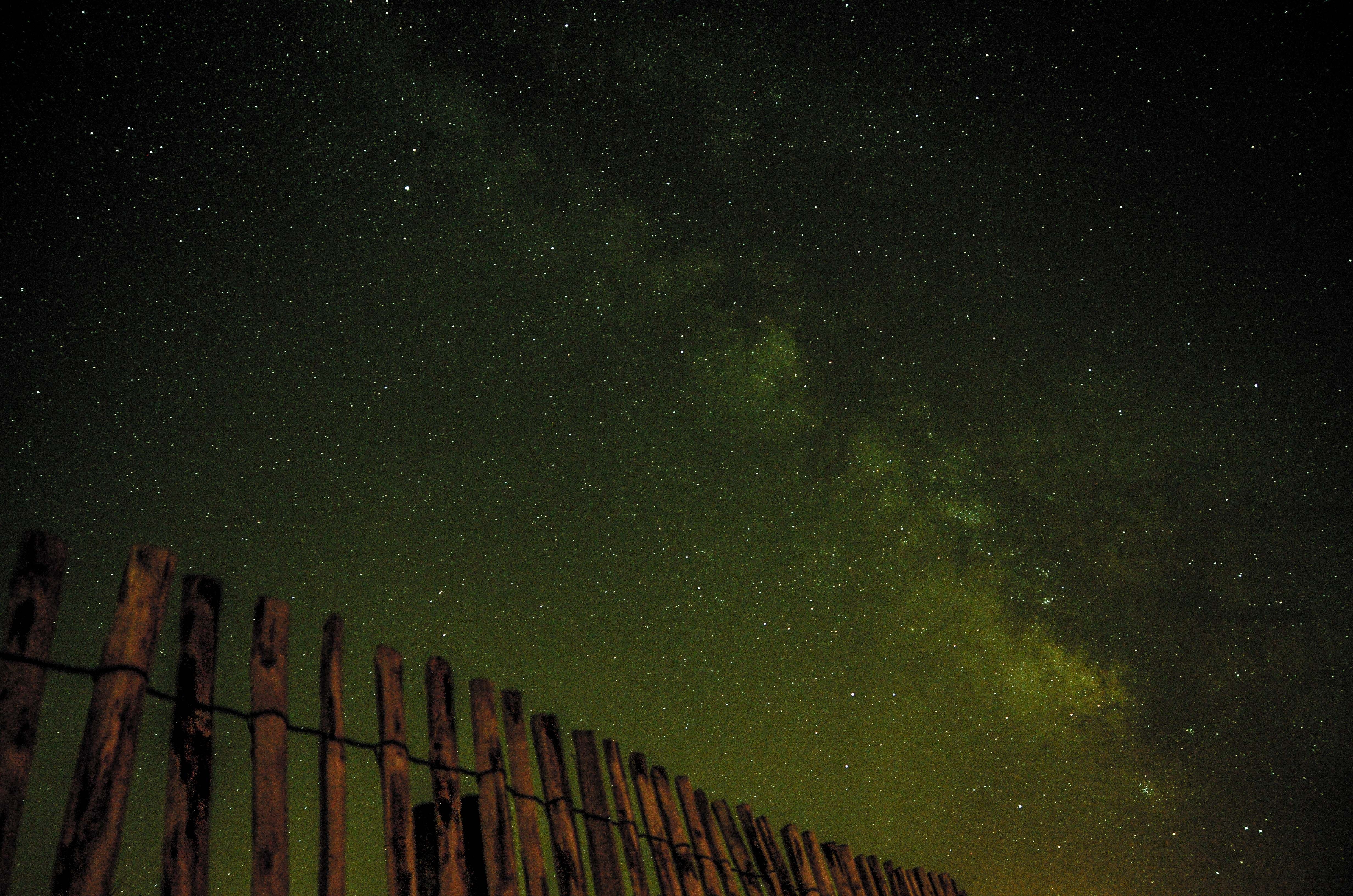 免费照片旧木栅栏衬托着黑色的天空和星星