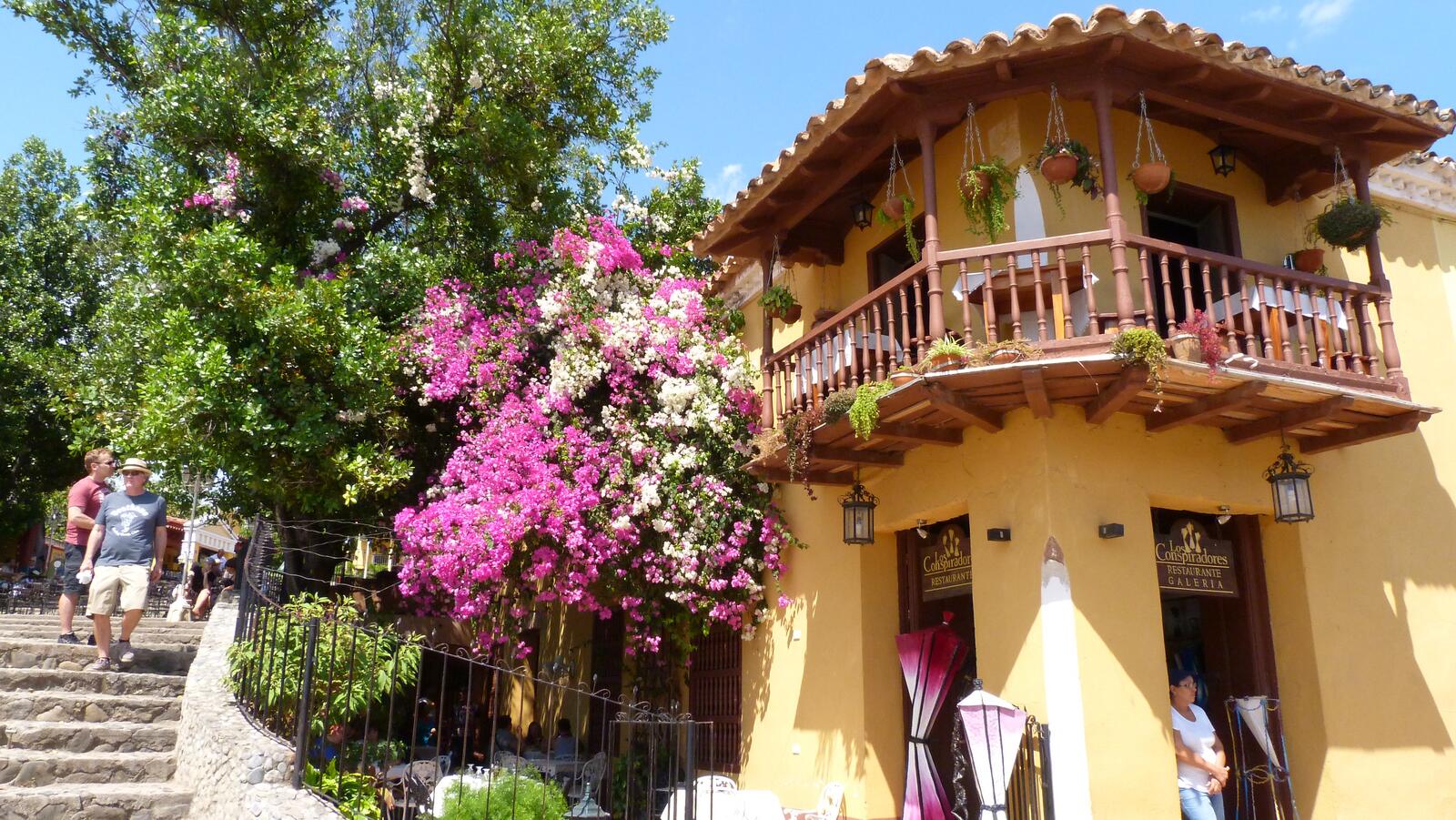 Бесплатное фото Угловой дом украшенный цветами