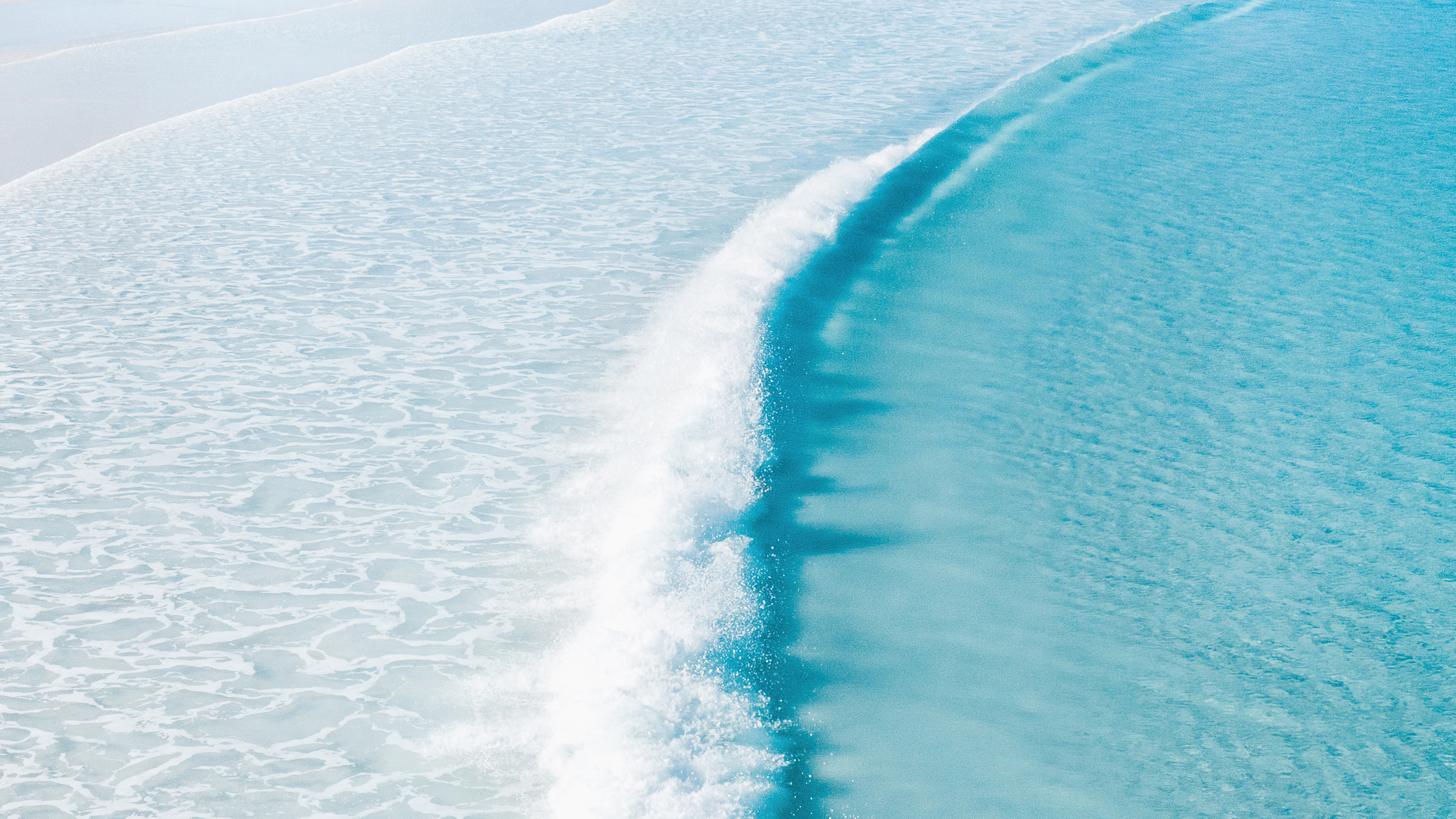 Нежные волны на берегу моря с кристально чистой водой
