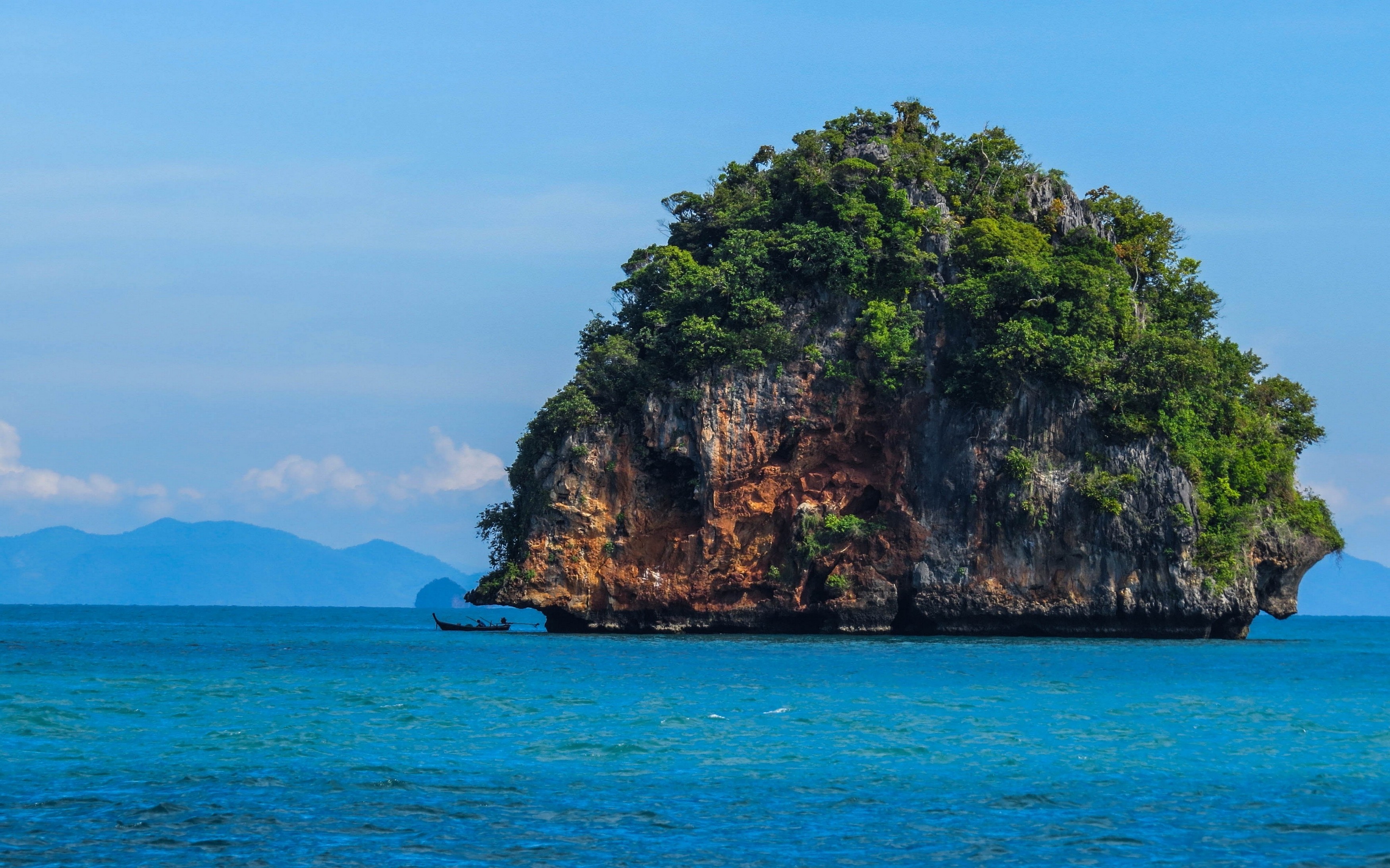 免费照片海中有树的大岩石