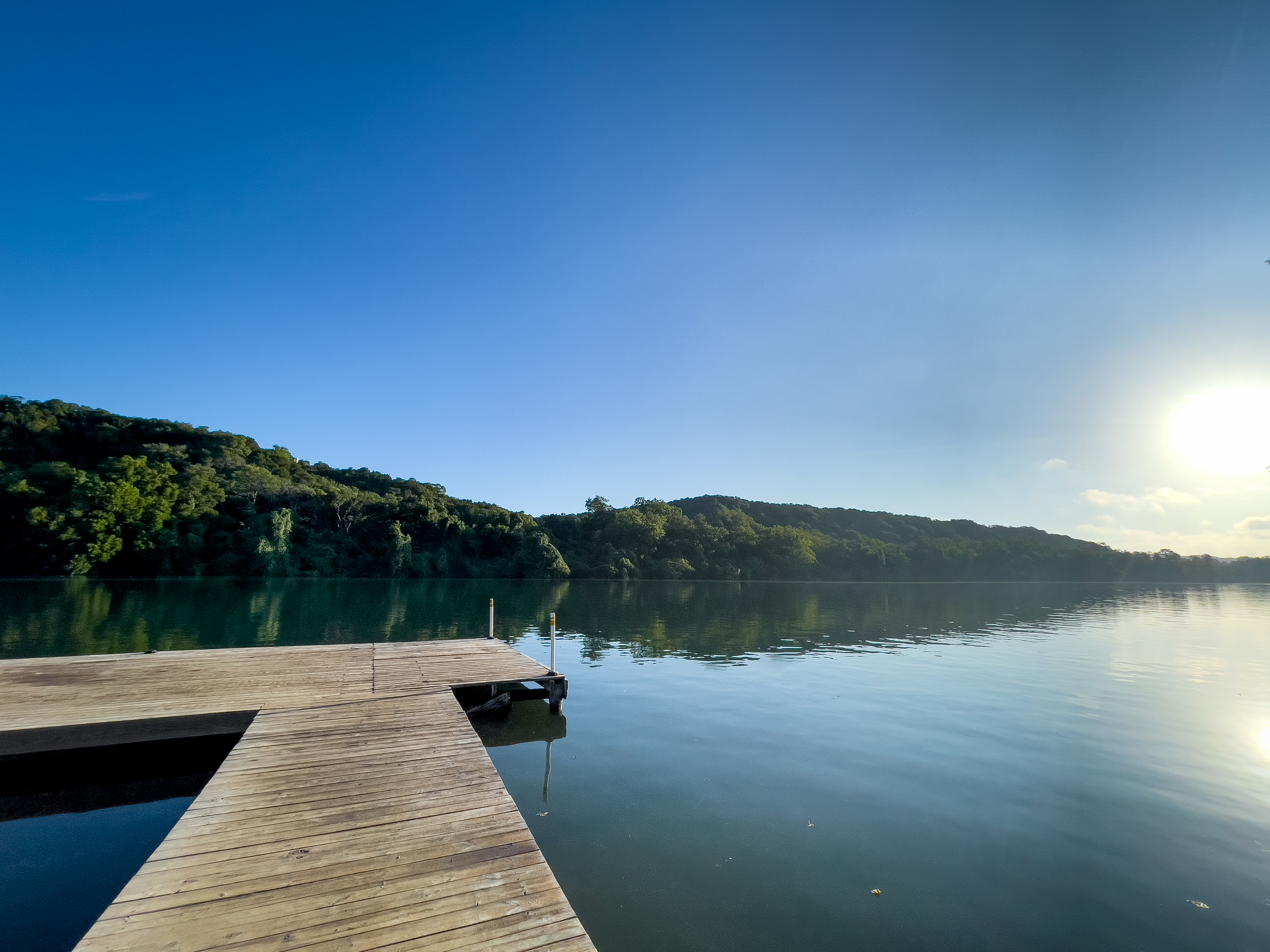 免费照片夏日湖面上的木制防波堤