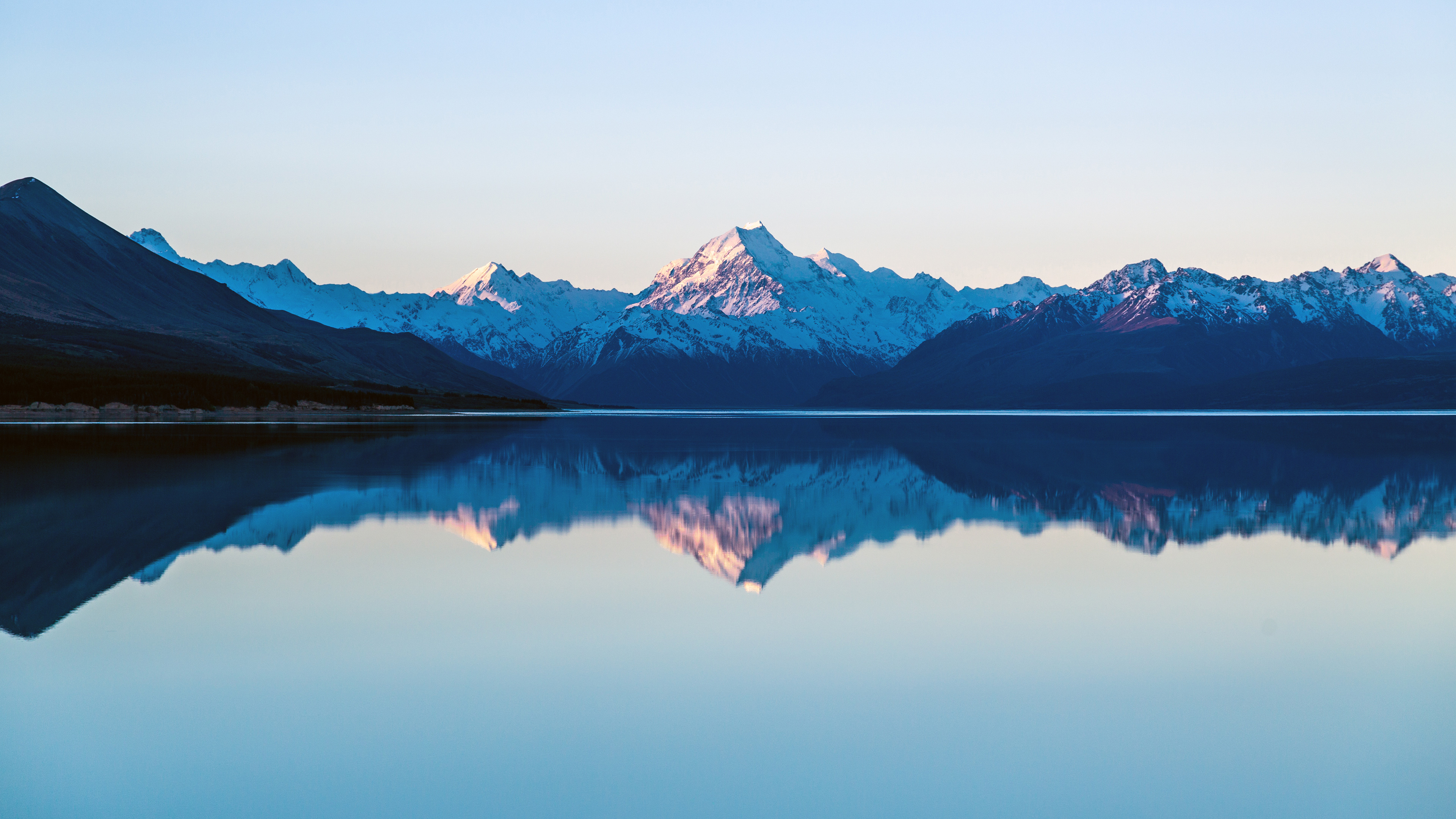 Бесплатное фото Отражение неба и гор в озере