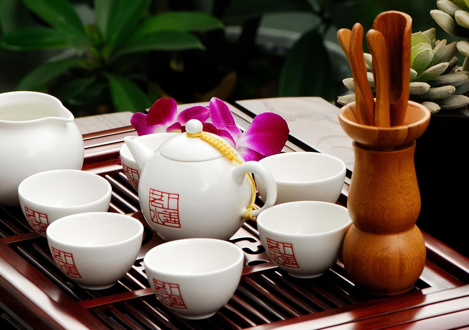 Бесплатное фото Китайский чай заваренный в белом фарфоровом чайнике