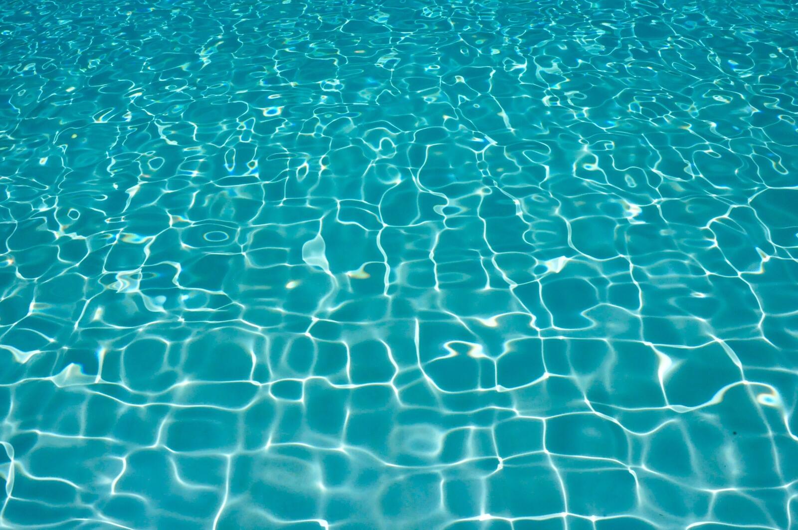Бесплатное фото Вода в бассейне переливается под солнечными лучами