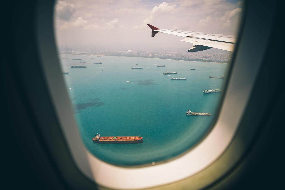 从飞机窗口眺望海上集装箱船