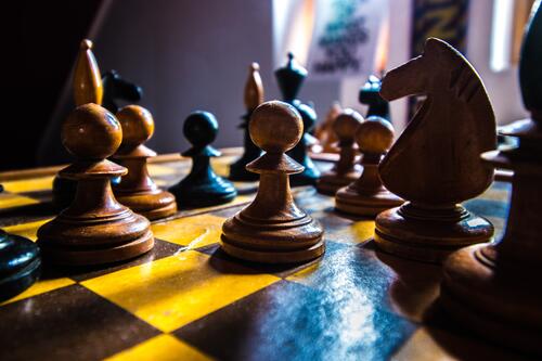 Шахматная доска с шахватами
