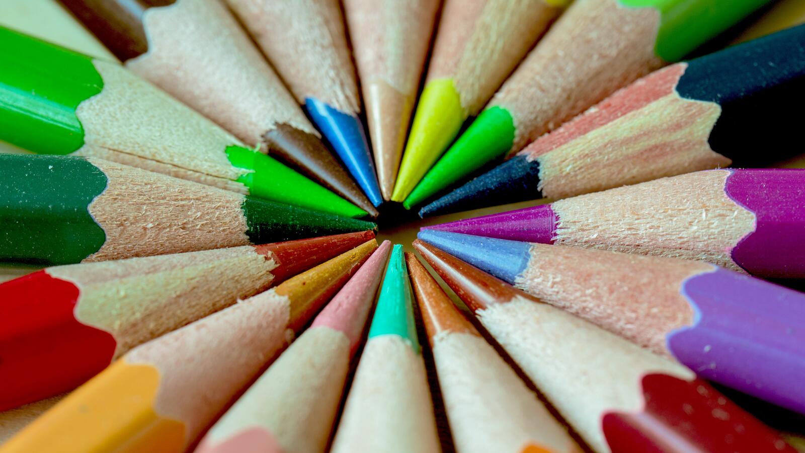 Бесплатное фото Заточенные цветные карандашики