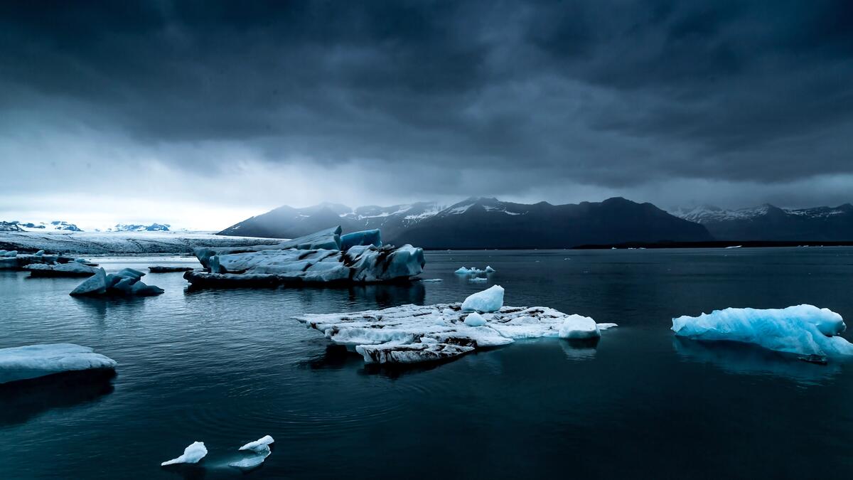 Айсберги Исландии плывущие в океане