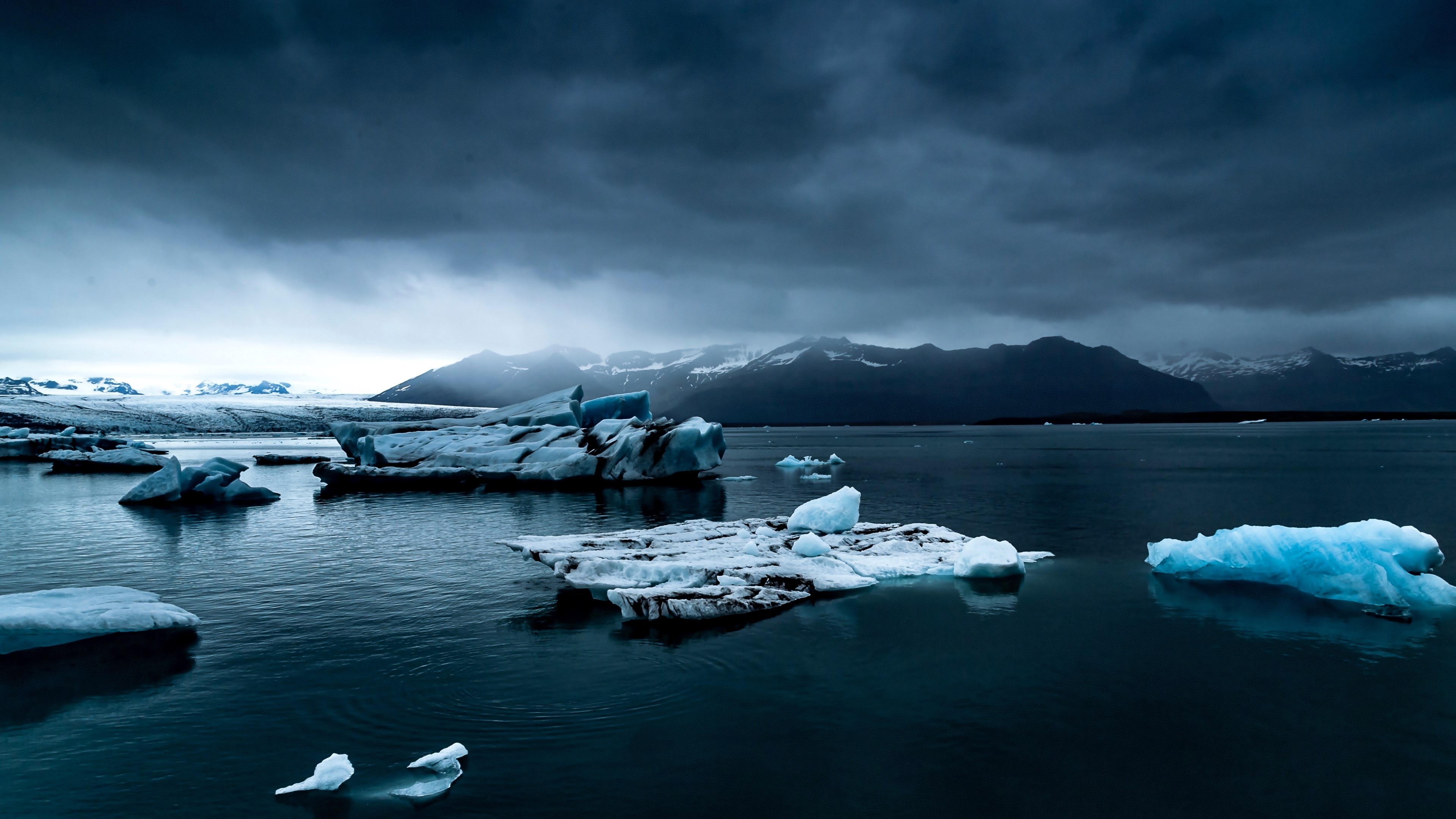免费照片冰岛的冰山漂浮在海洋中