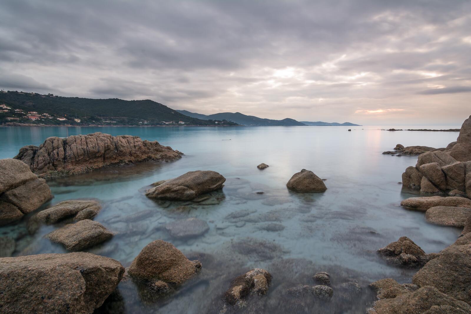 Бесплатное фото Каменистый берег моря во время отлива