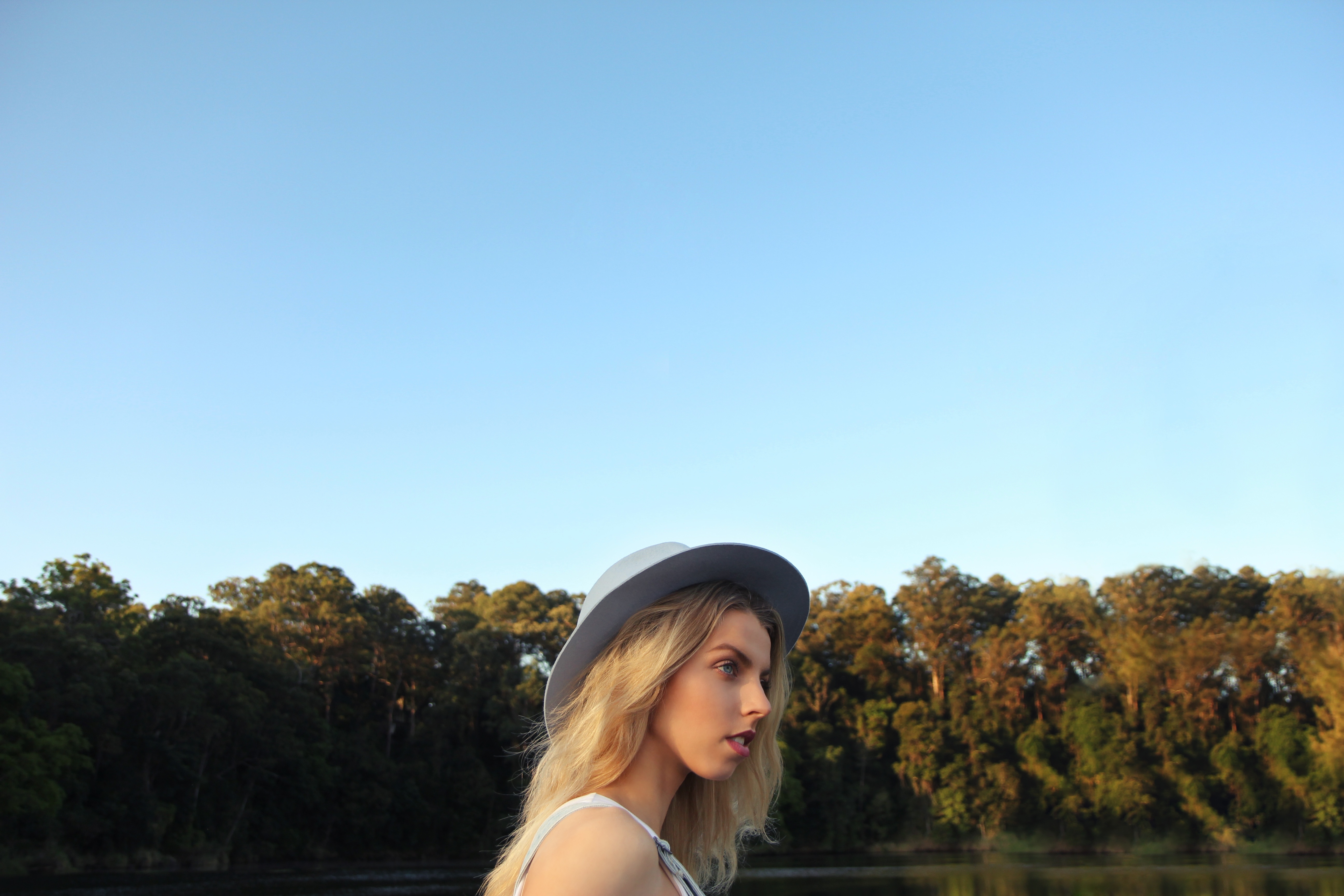 Бесплатное фото Блондинка в серой шляпе