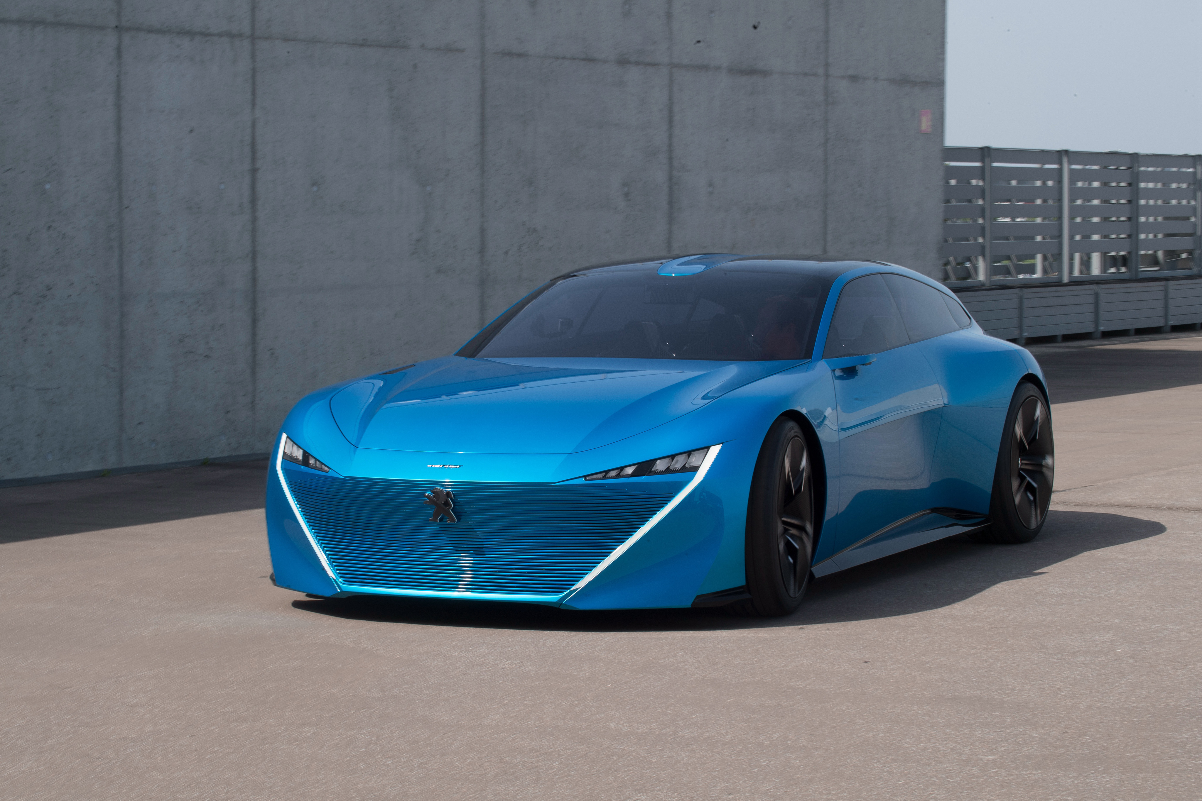 Бесплатное фото Концепт-кар Peugeot Instinct голубого цвета
