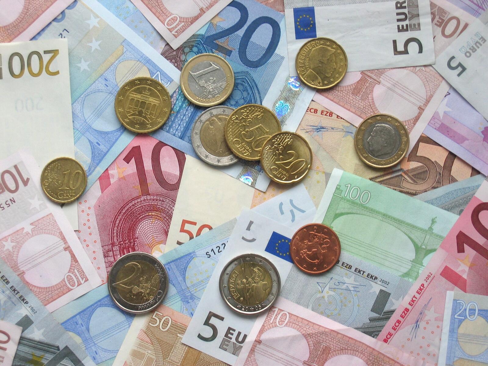Бесплатное фото Купюры и монеты евро различным номиналом
