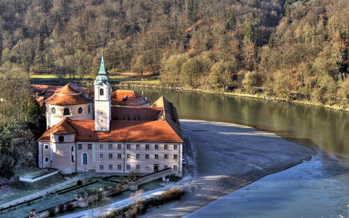 Замок на берегу реки в Баварии