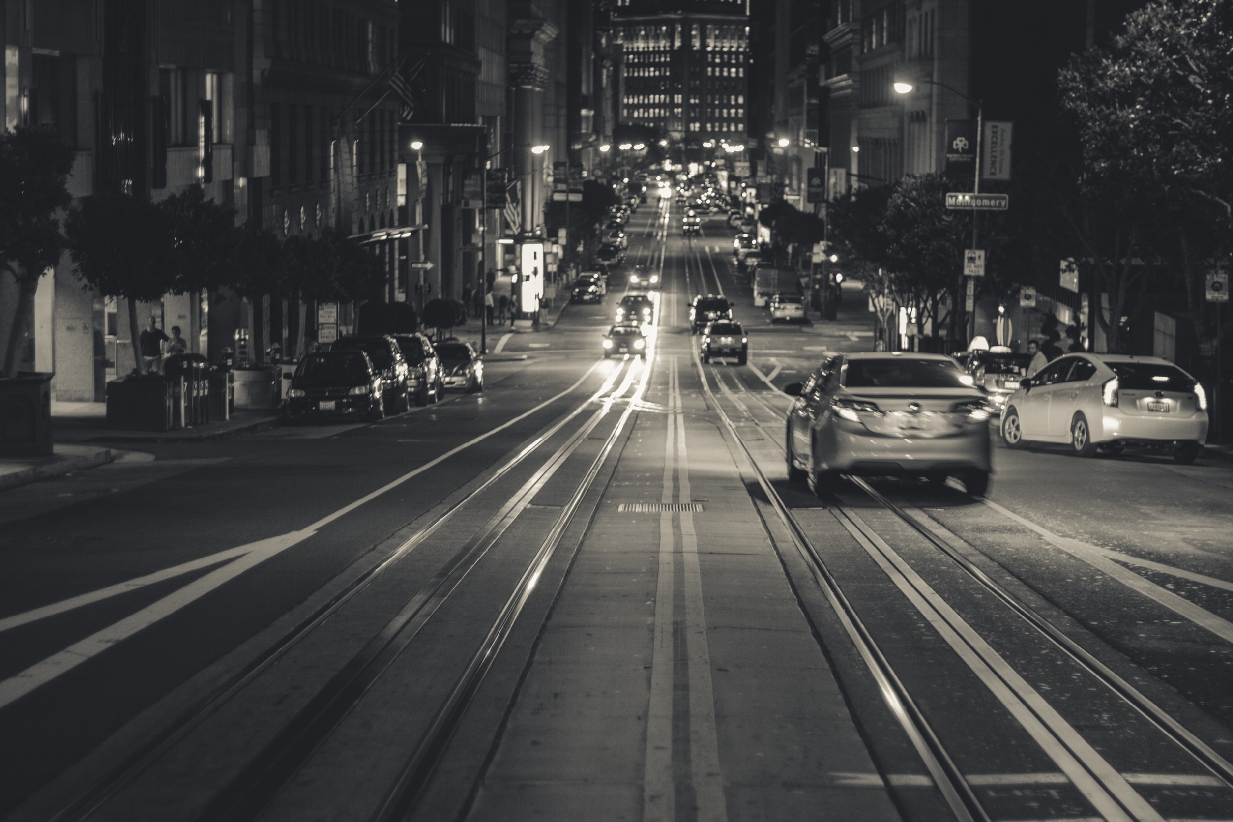 一张繁忙城市道路的黑白照片