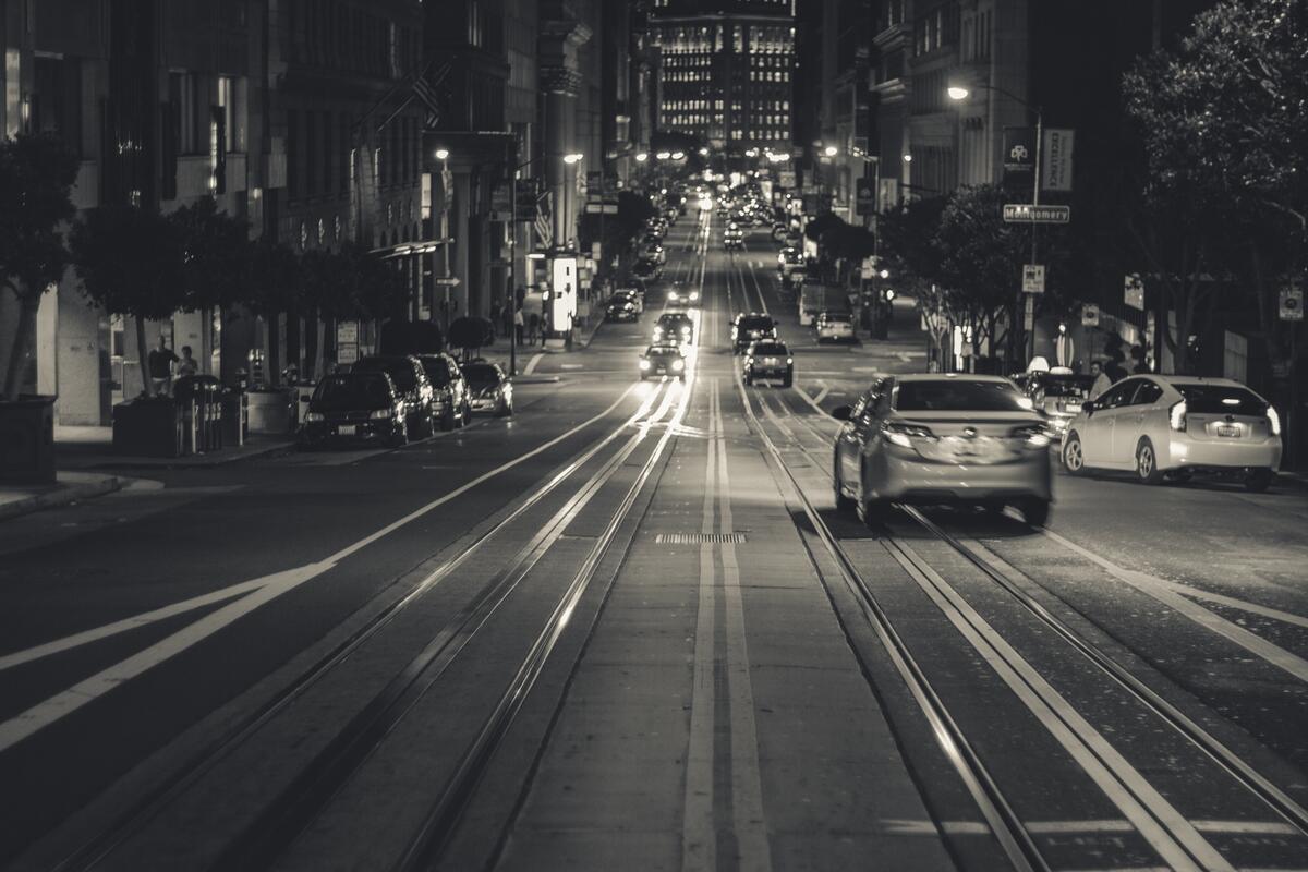 Черно-белое фото городской оживленной дороги