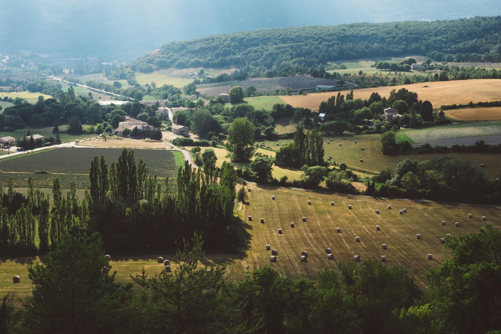 免费照片从高处俯瞰有干草堆的田野