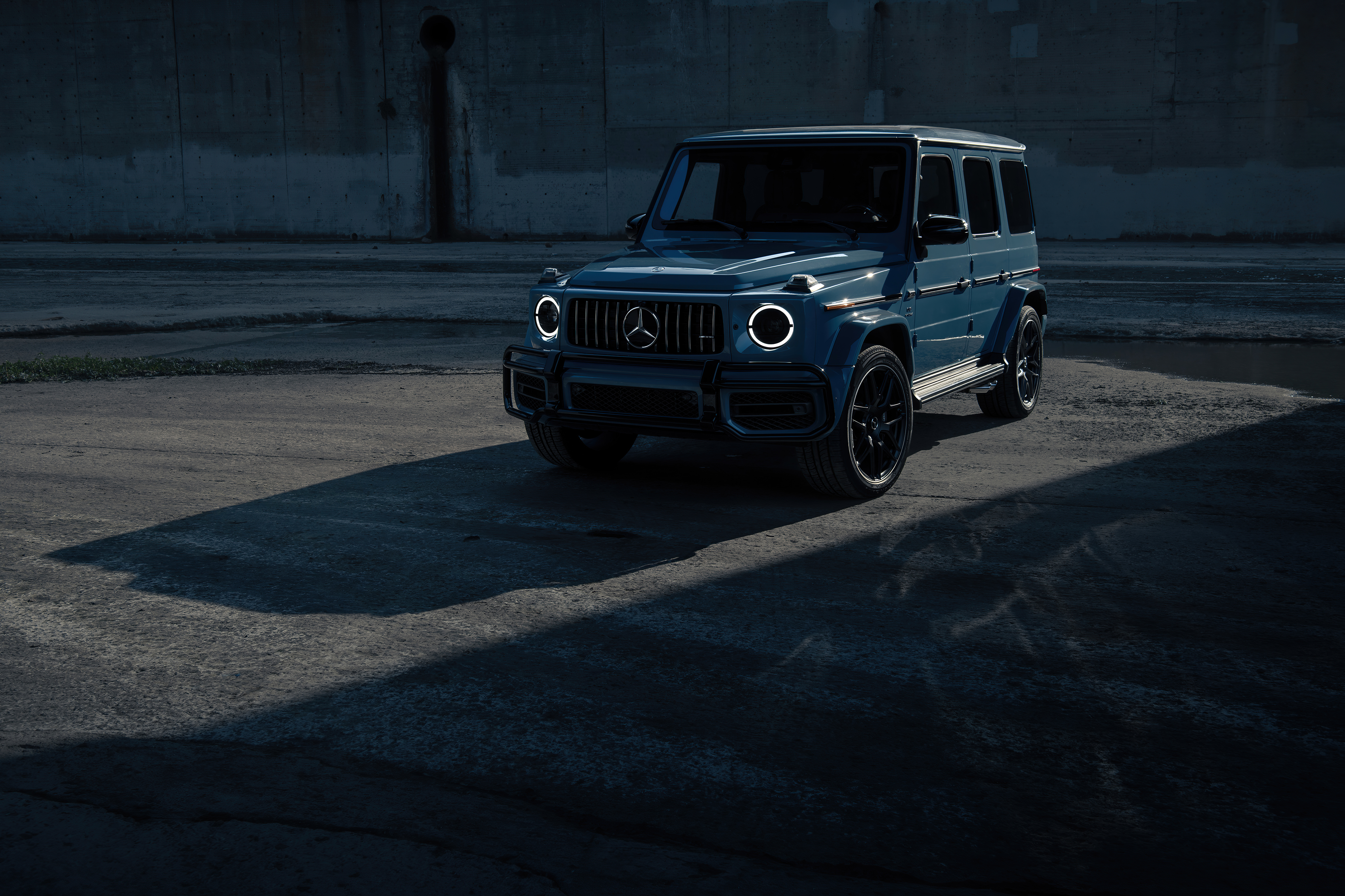 Free photo Mercedes G Class 2021 in an unusual blue color