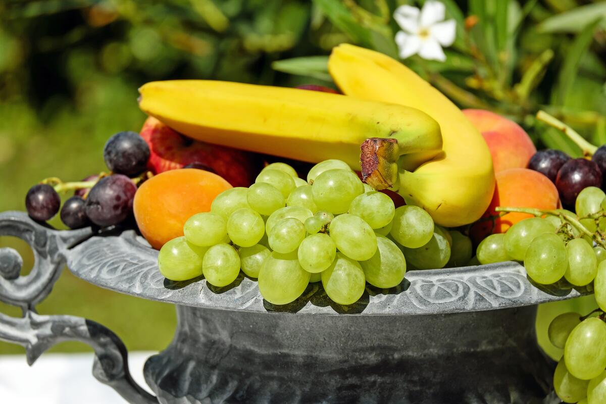 一盘美味的浆果和水果