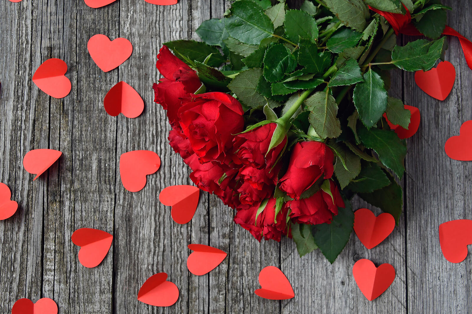 Free photo Bouquet of red roses with valentines