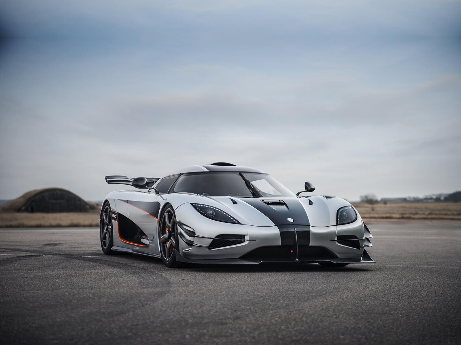 Free photo A gray koenigsegg agera with a black stripe on the hood