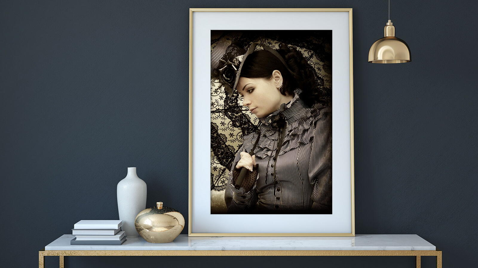 Бесплатное фото Портрет Катерина Баумгертнер в рамке на столе у серой стены