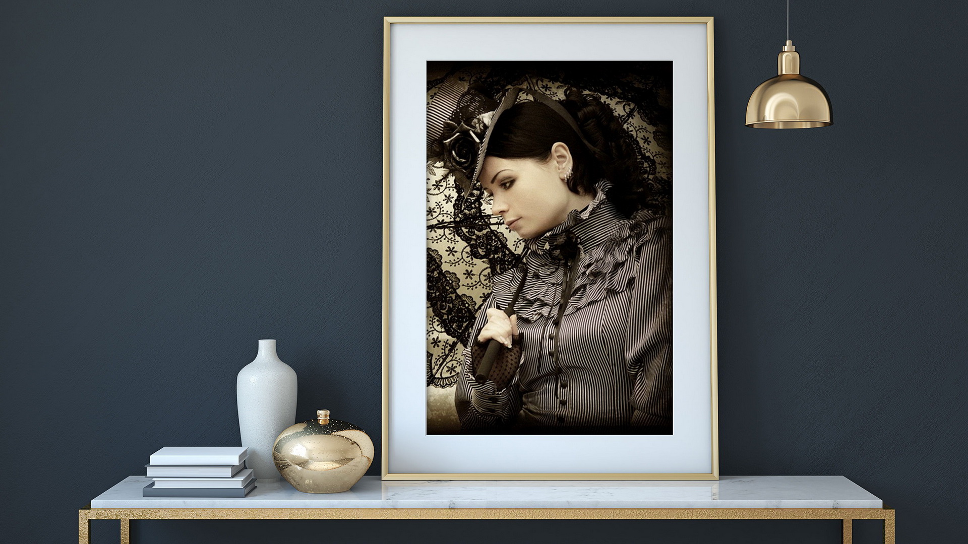 Портрет Катерина Баумгертнер в рамке на столе у серой стены · бесплатная фотография