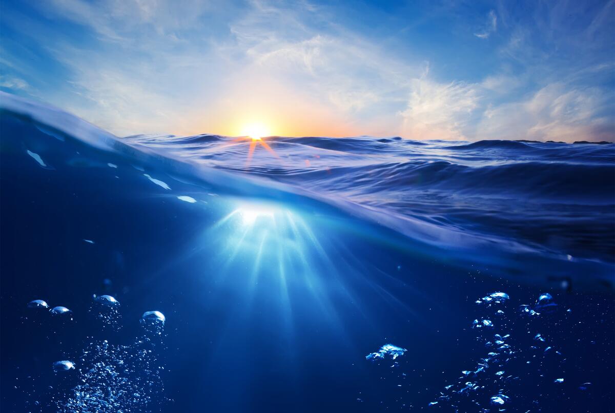 Солнечные лучи на глубине моря