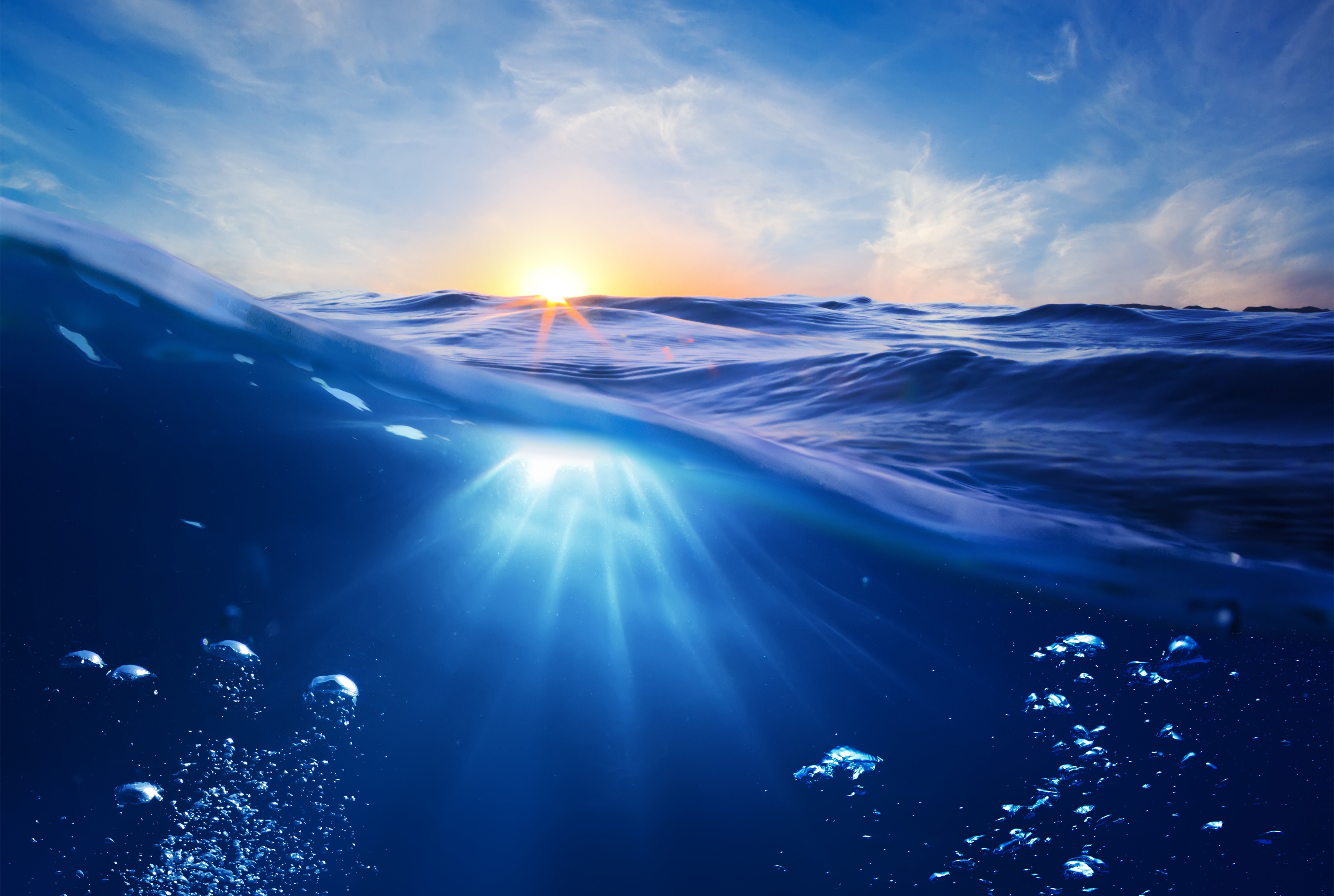 Бесплатное фото Солнечные лучи на глубине моря