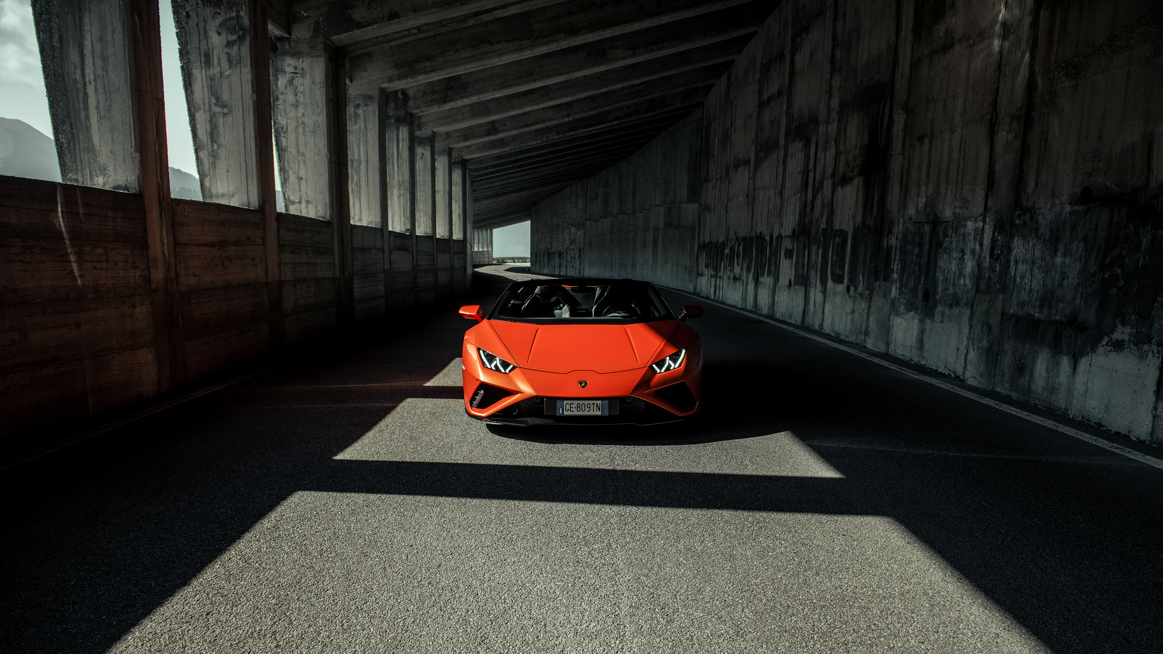 Оранжевая Lamborghini Huracan Evo Spyder 2021 года в туннеле