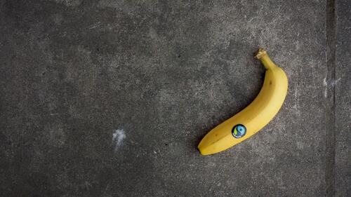 贴有贴纸的香蕉躺在灶台上