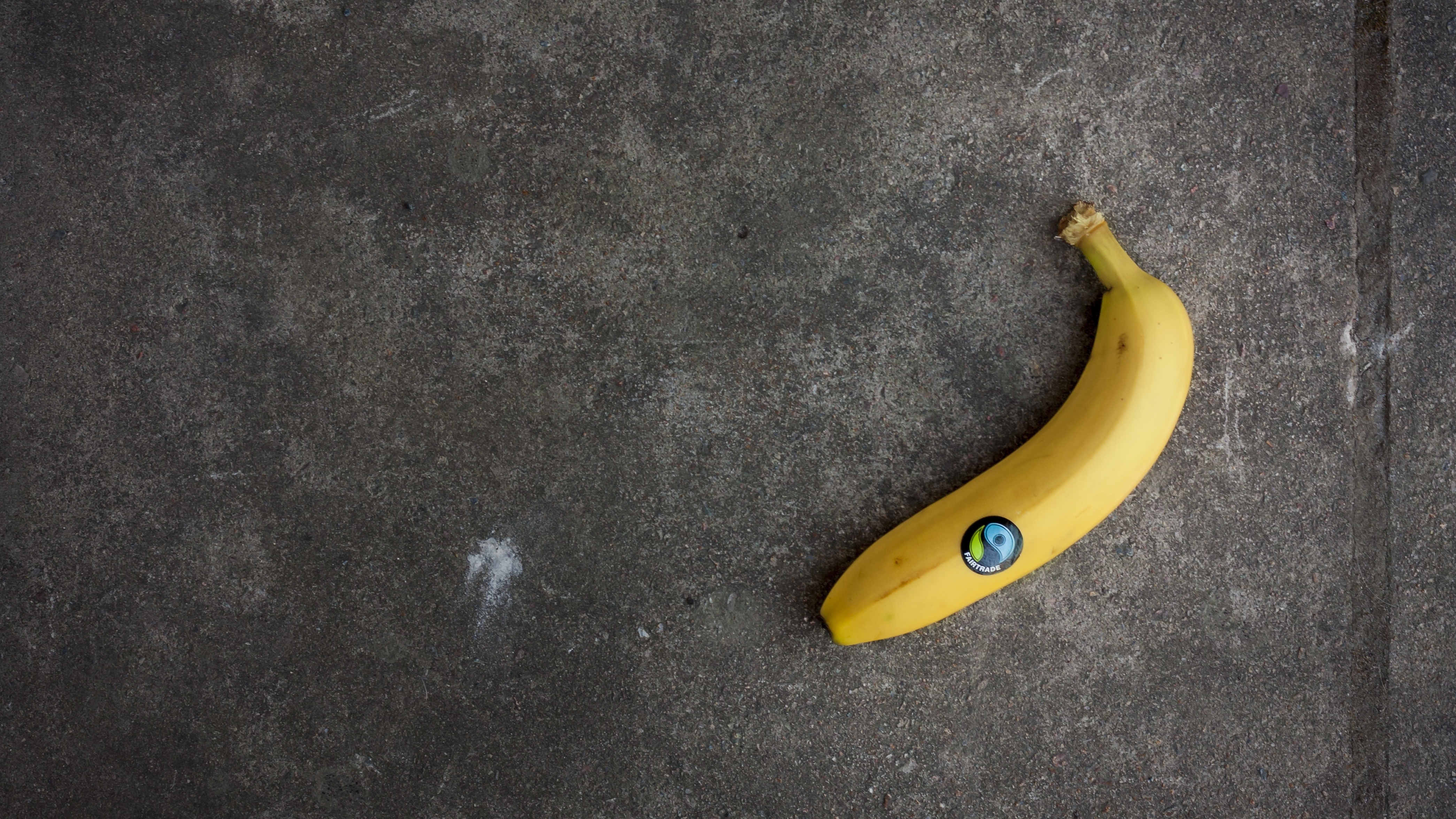 免费照片贴有贴纸的香蕉躺在灶台上