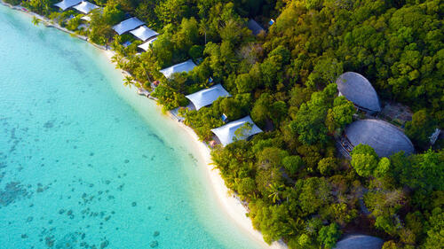 Курорт на тропическом острове с прозрачной водой