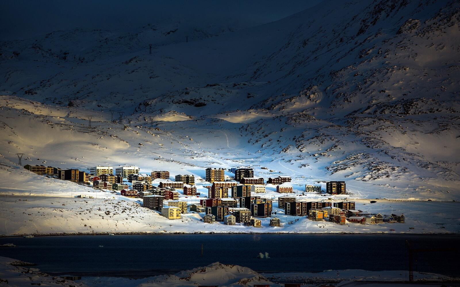 Free photo Oceanfront homes in the Arctic