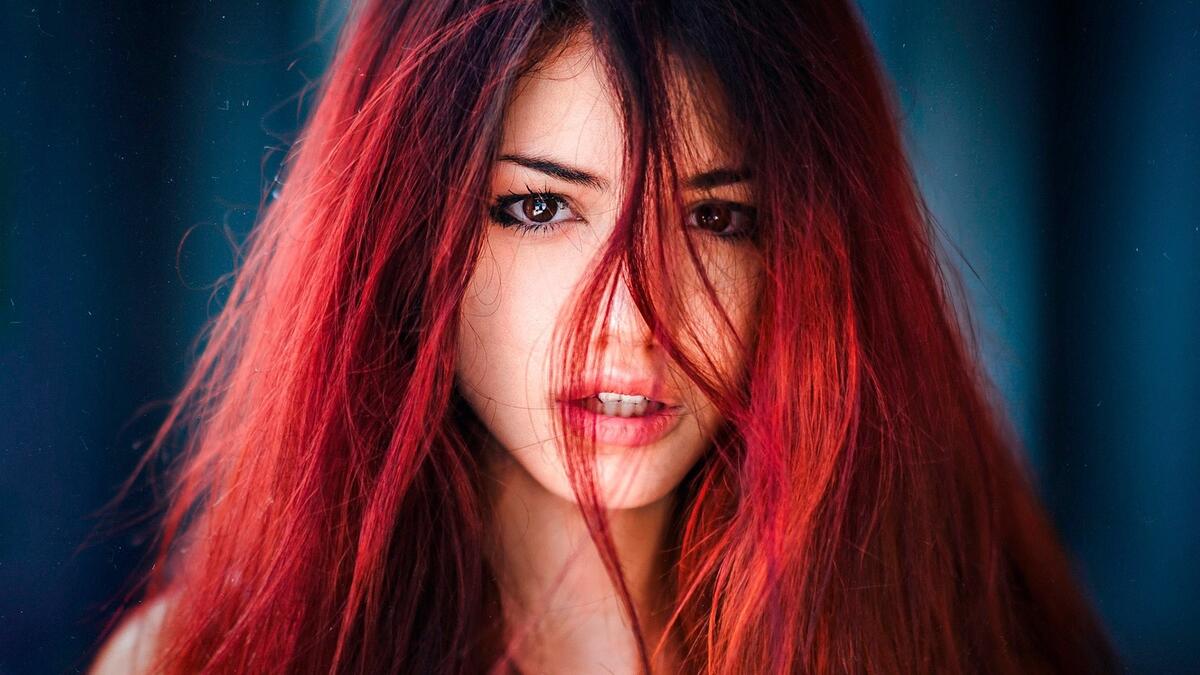 Рыжая красивая девушка с длинными волосами