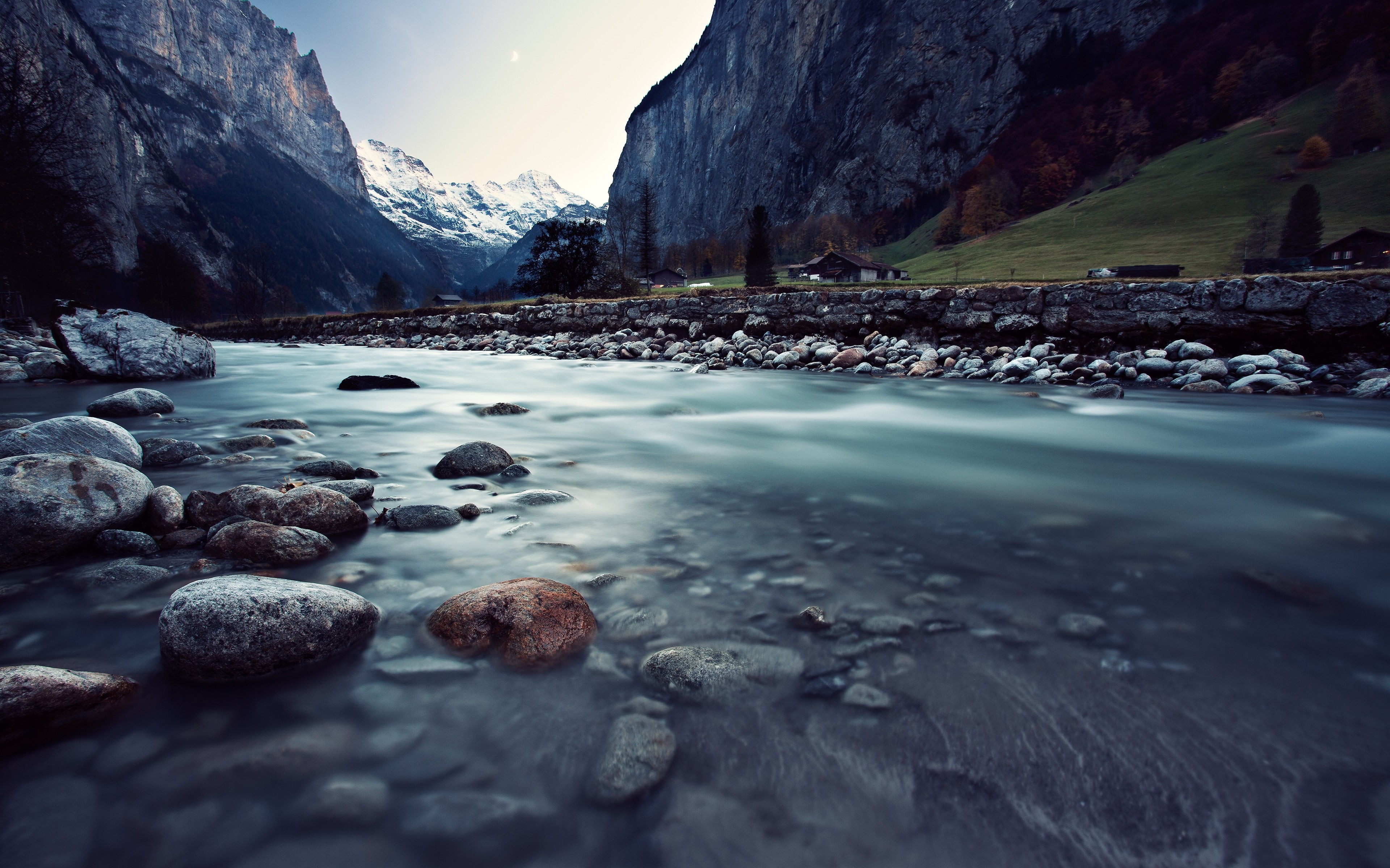 瑞士山区的一条浅河