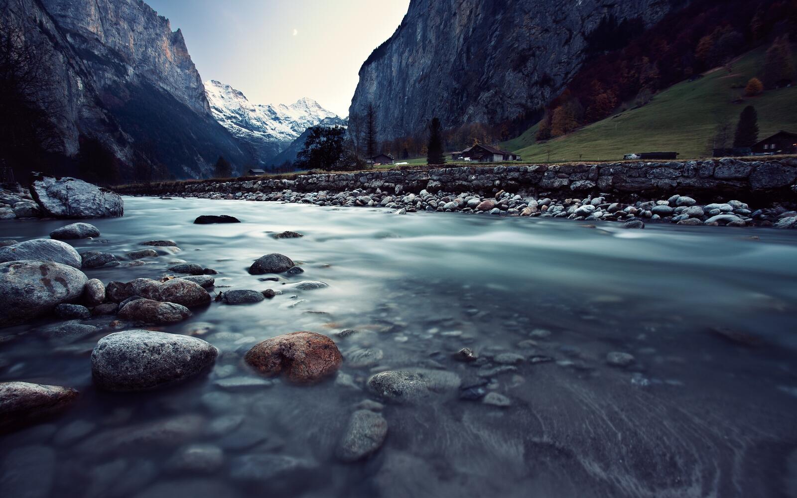 Free photo A shallow river in the Swiss mountains