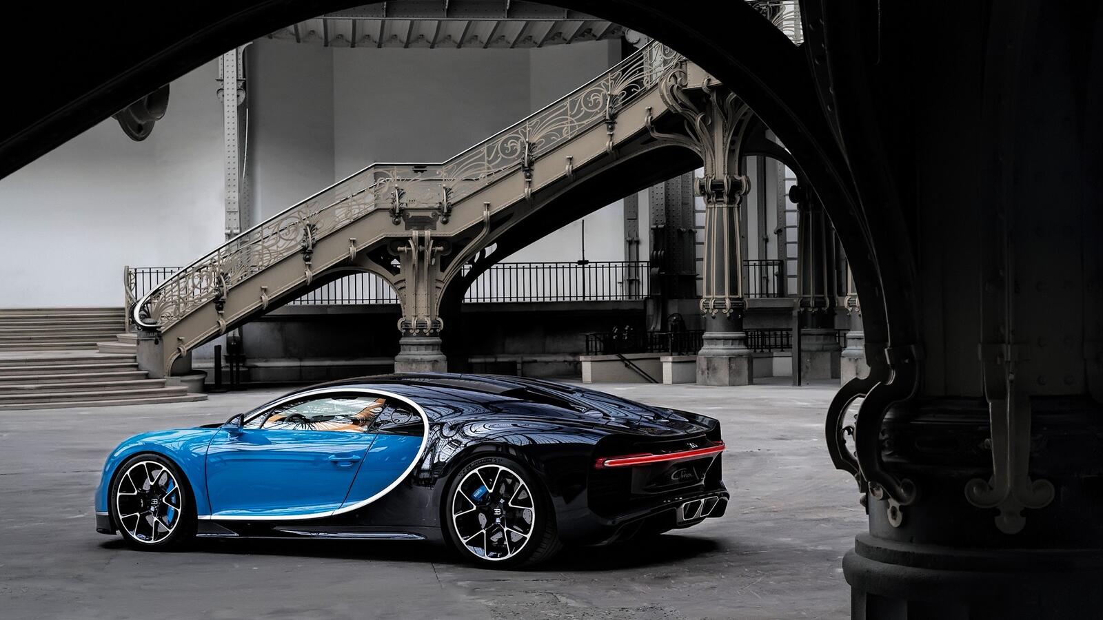 Бесплатное фото Bugatti Chiron на заброшке