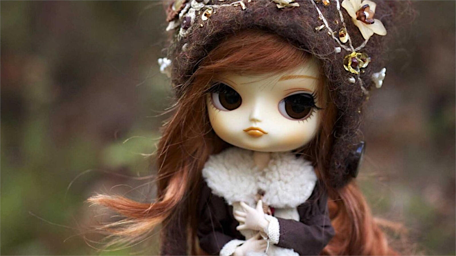 Бесплатное фото Кукла девочки в вязаной шапке