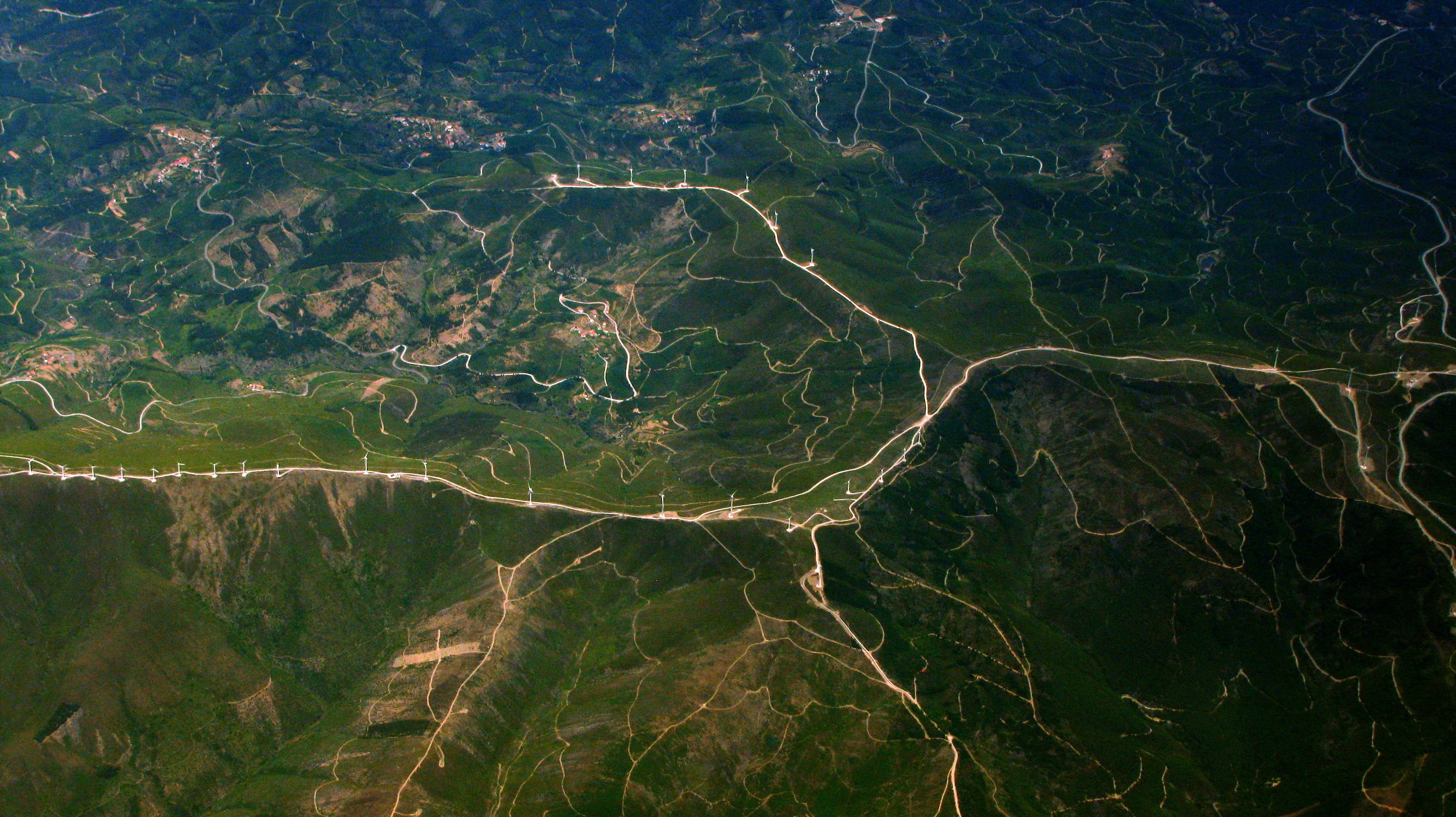 Бесплатное фото Ветряные мельницы на вершинах зеленых холмов вид с высоты