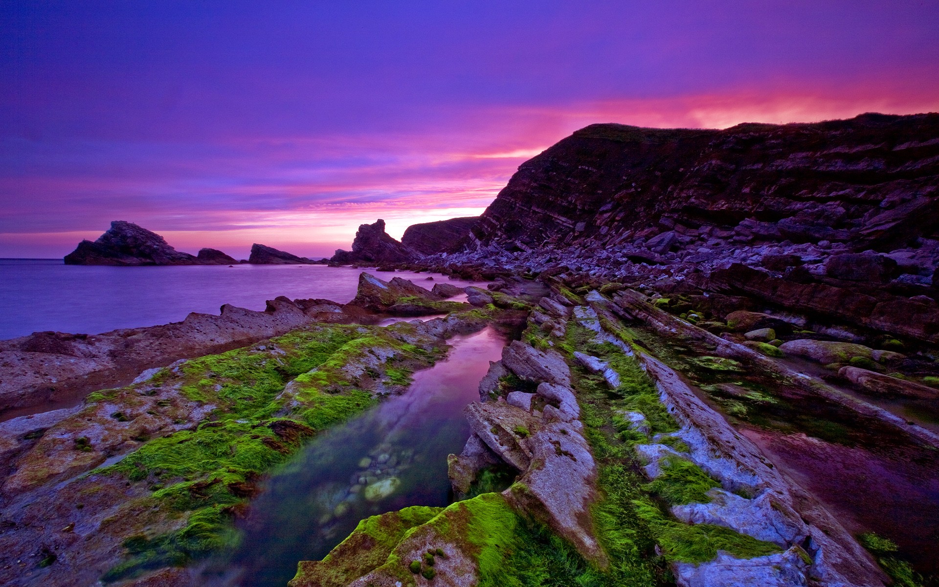 日落时分的岩石海岸