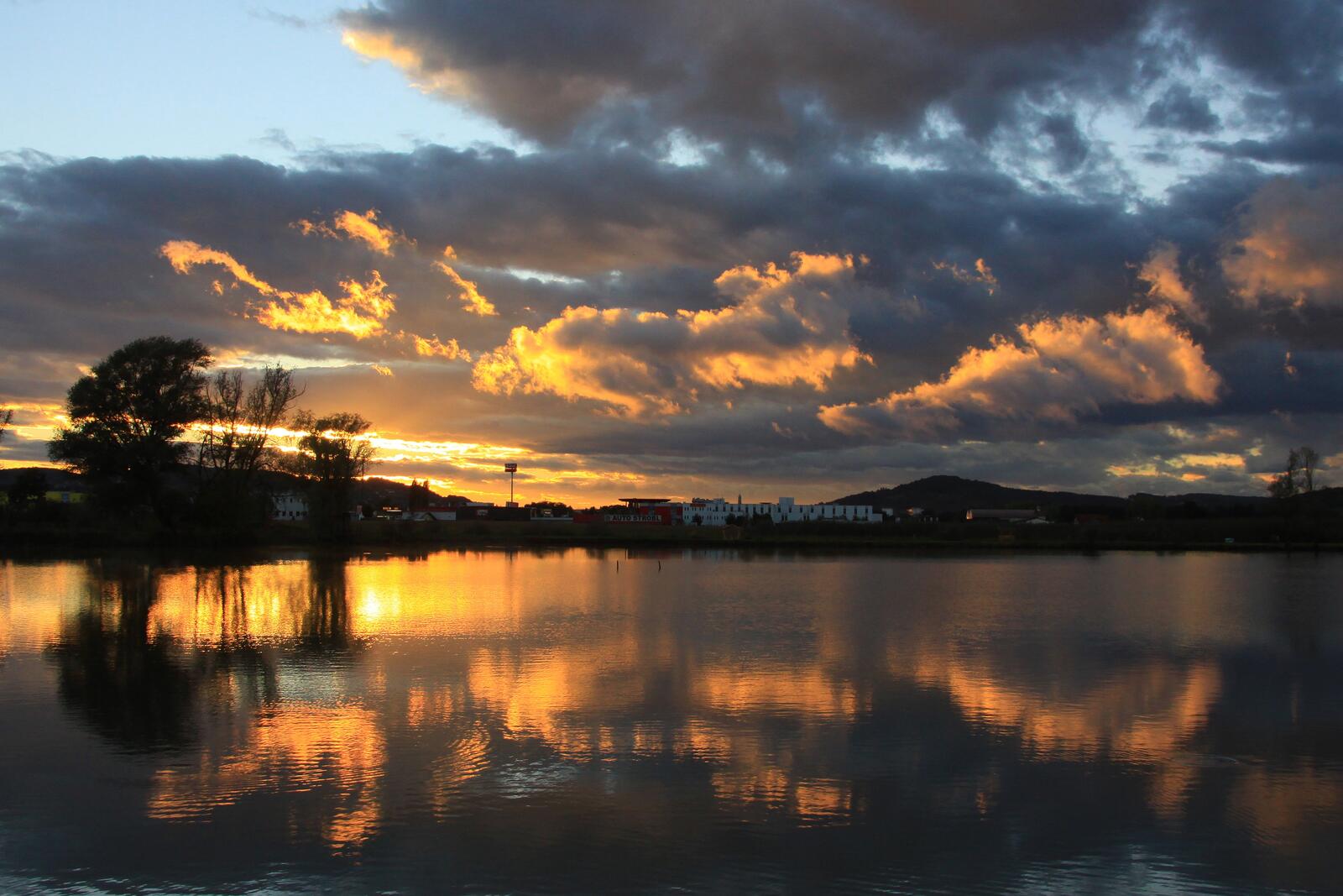 Бесплатное фото Светящиеся облака над рекой во время заката