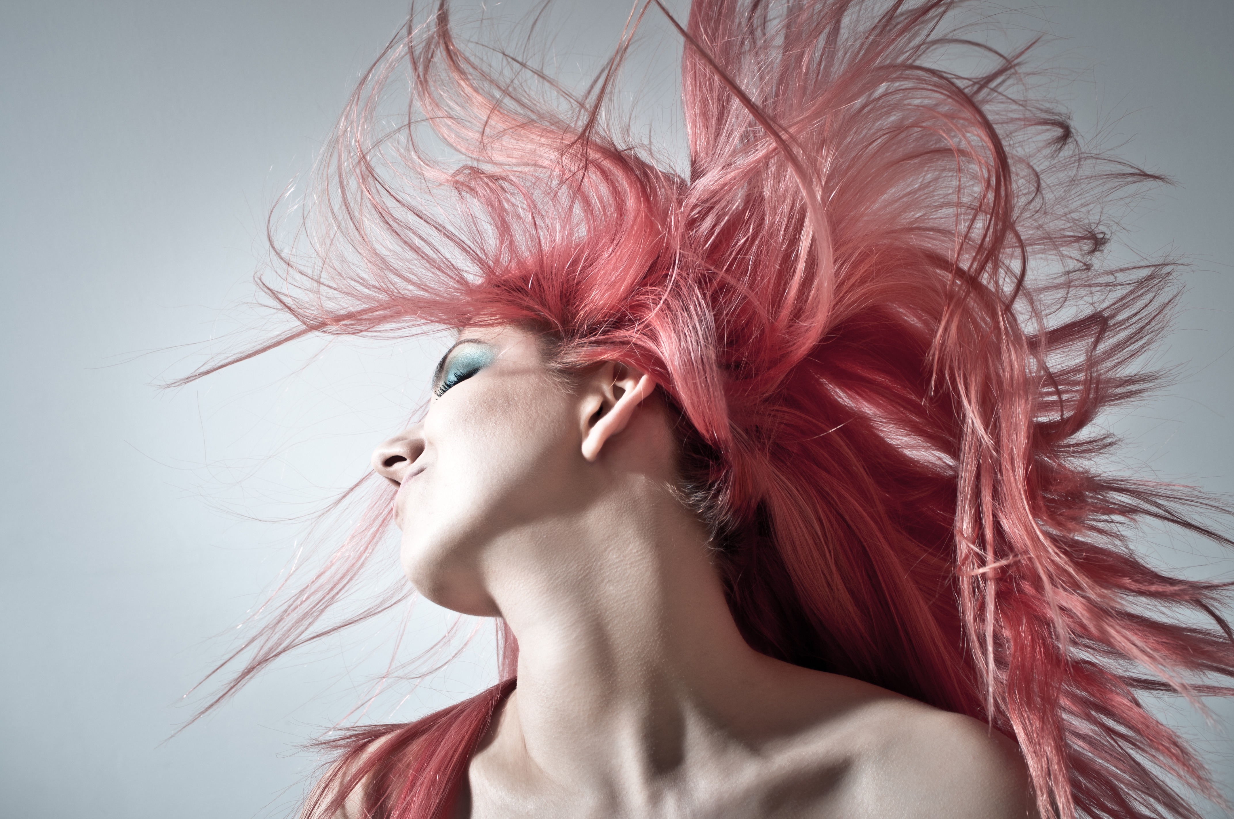 Девушка с красными волосами развивающимися на ветру