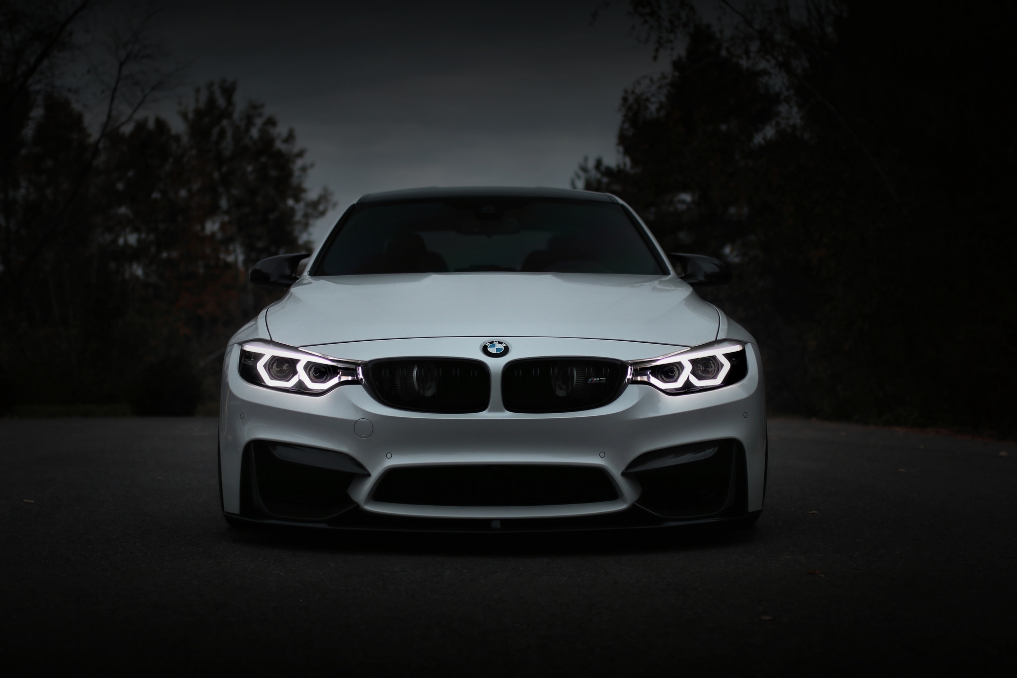 Белый BMW M3 на габаритах в темную ночь