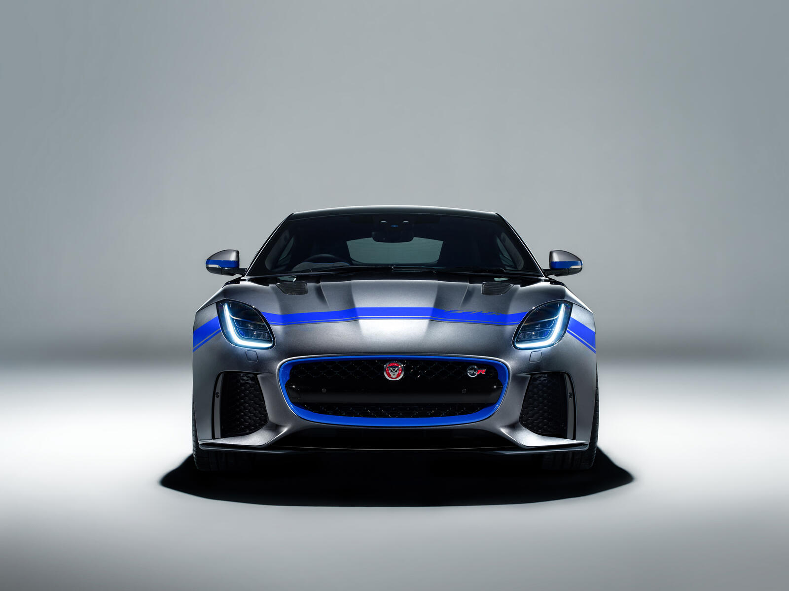 Бесплатное фото Серый матовый Jaguar F Type с синими полосками