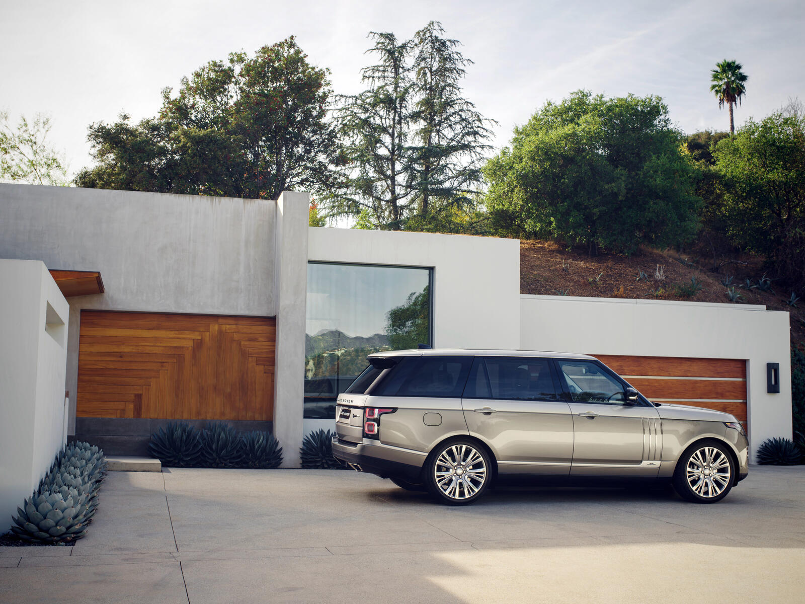 Free photo Range Rover Svautobiography standing outside the house.