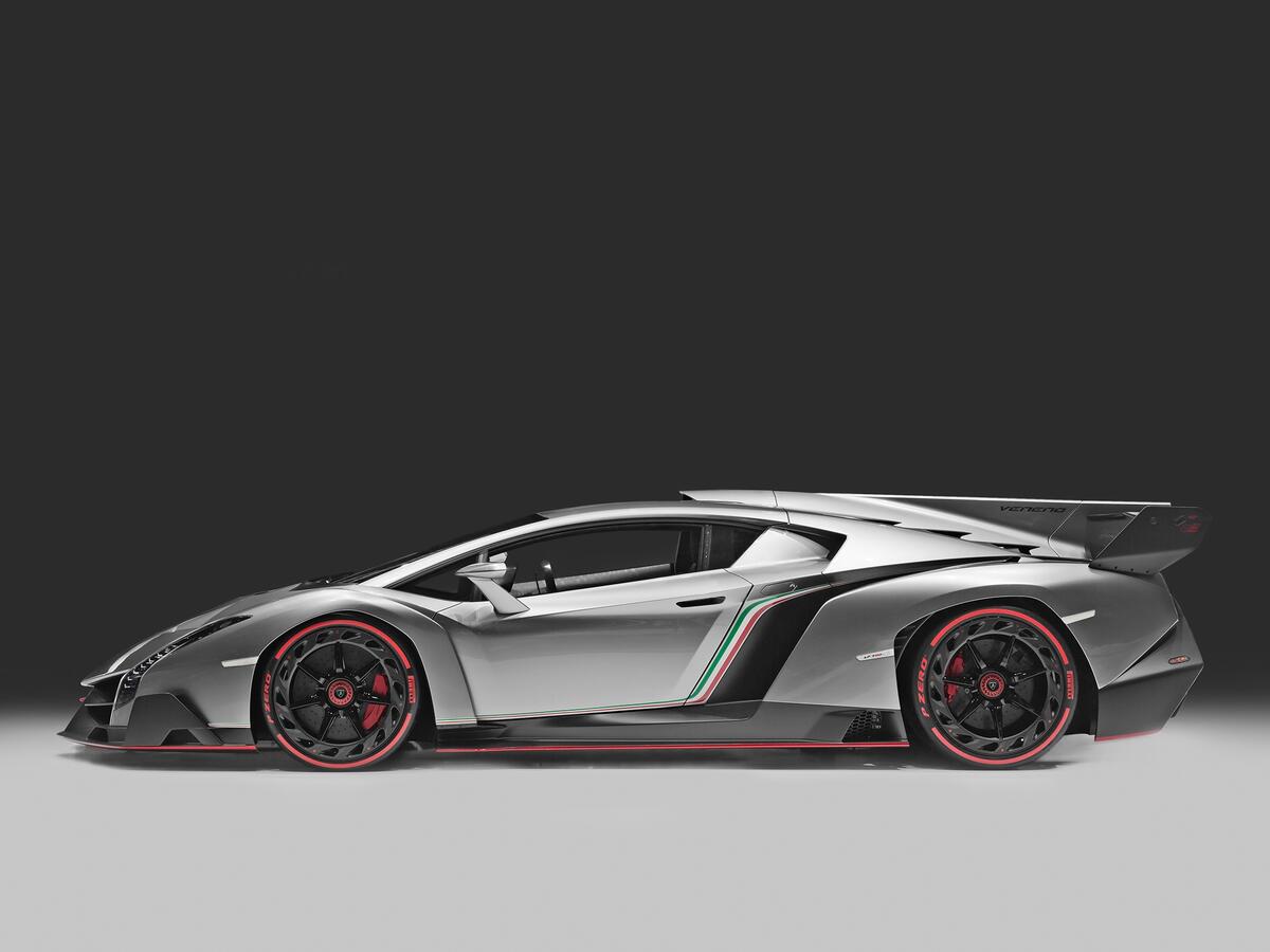 Lamborghini veneno серебристого цвета