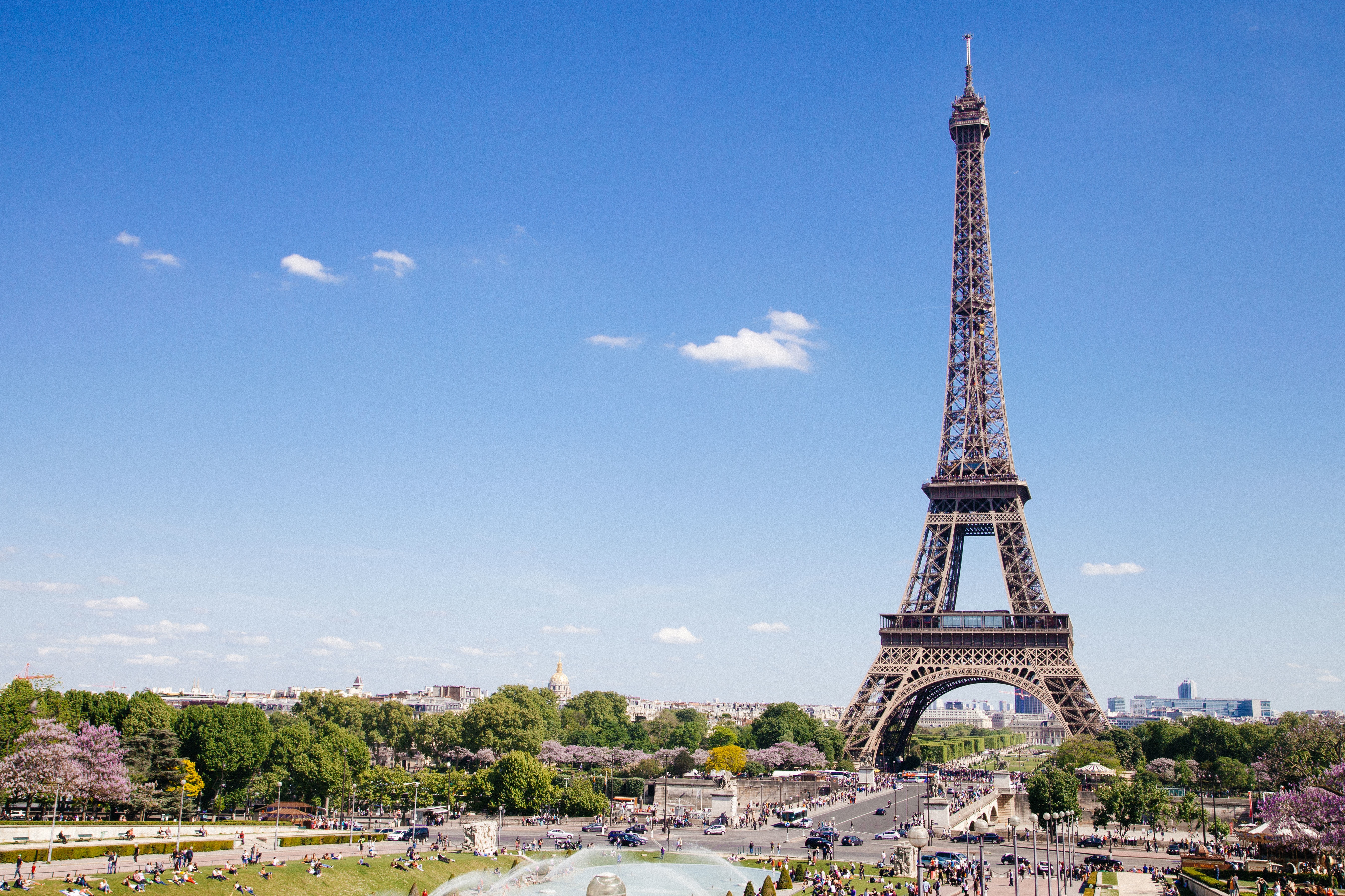 Free photo Panoramic landscape with the Eiffel Tower