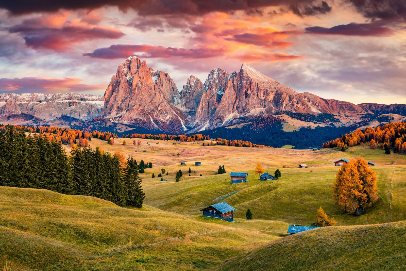 Бесплатное фото Красивый пейзаж в Италии с домиками на холмах возле горы
